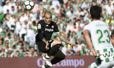 Sandro del Sevilla FC ante el Real Betis