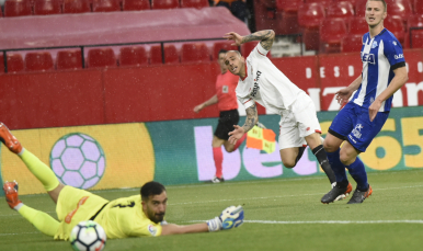 Sandro del Sevilla FC ante el Deportivo Alavés