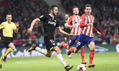 Sarabia conduce el balón ante la presión de Lucas