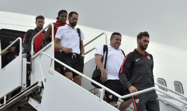 El equipo baja del avión a su llegada a Vilna