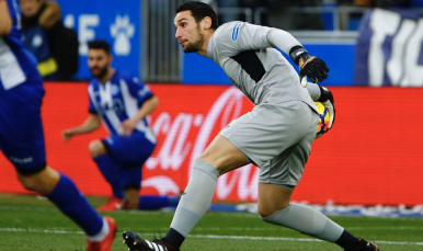 Sergio Rico en una acción ante el Alavés