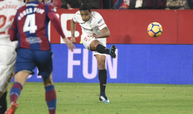 Muriel del Sevilla FC ante el Levante UD