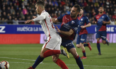 André Silva del Sevilla FC ante la SD Huesca
