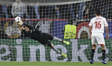 David Soria del Sevilla FC ante el Bayern