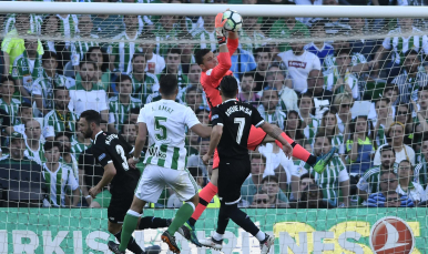 David Soria ataja un balón ante el Betis