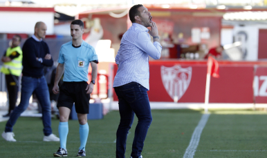 Tevenet dirigiendo ante el Nástic