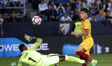 Correa ante el Málaga C.F. en La Rosaleda
