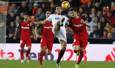 Escudero del Sevilla FC ante el Valencia CF