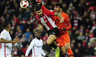 Juan Soriano despeja el balón