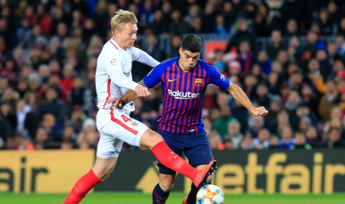 Kjaer lucha el balón ante Luis Suárez