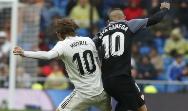 Banega pugna el balón con Modric
