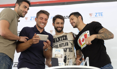 LOS CAPITANES DEL SEVILLA FC PRESENTAN EL NOVEDOSO ZTE BLADE V8