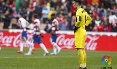 Sergio Rico, abatido tras un tanto del Granada