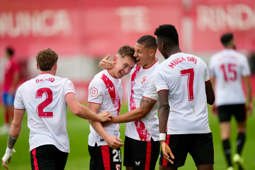 Los jugadores del Sevilla Atlético celebran un gol en un partido reciente