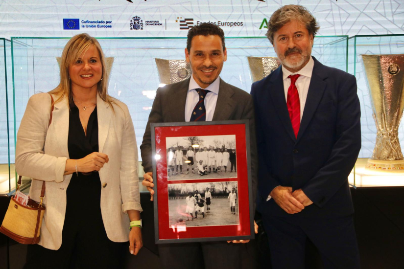 Los familiares de Veguilla Alcántara, junto al presidente del Sevilla FC.