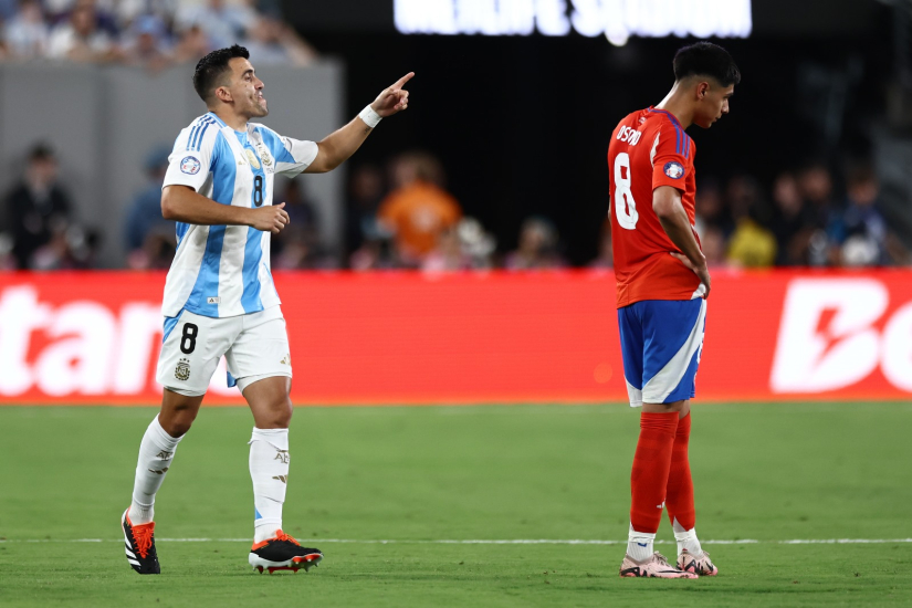 Marcos Acuña sale al terreno de juego en el Chile-Argentina
