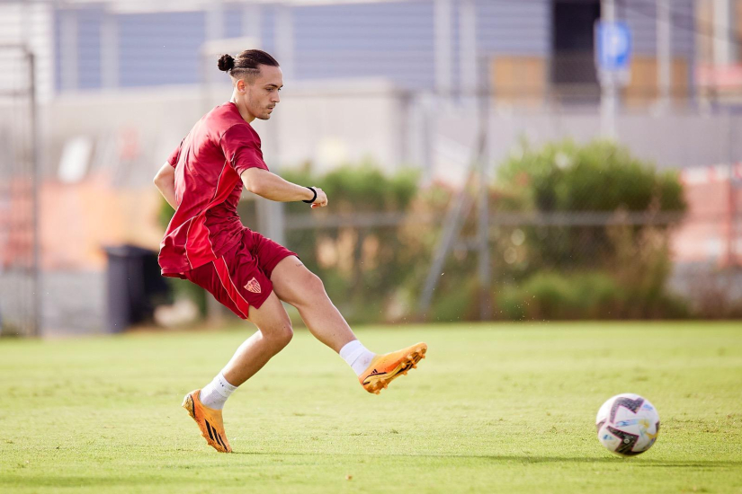 Luismi Cruz, en un entrenamiento con el Sevilla FC