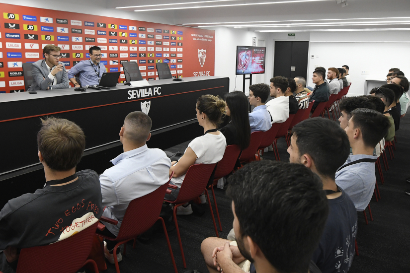 Alumnos del Máster en una sesión presencial en el Sánchez-Pizjuán.