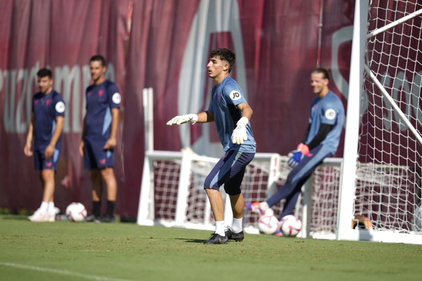 Alberto Flores, con Nyland de fondo durante un entrenamiento.