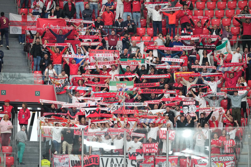 Imagen de la afición sevillista en Bilbao