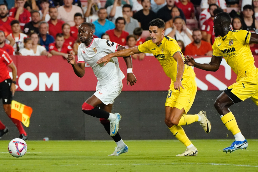 Imagen de Lukébakio ante el Villarreal CF