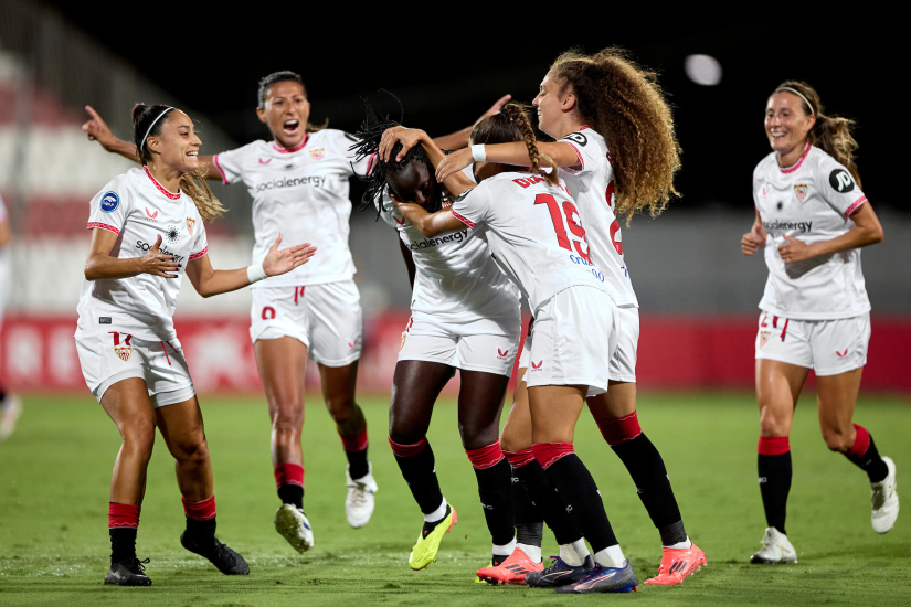 Las jugadoras sevillistas celebran uno de los goles ante la Real Sociedad