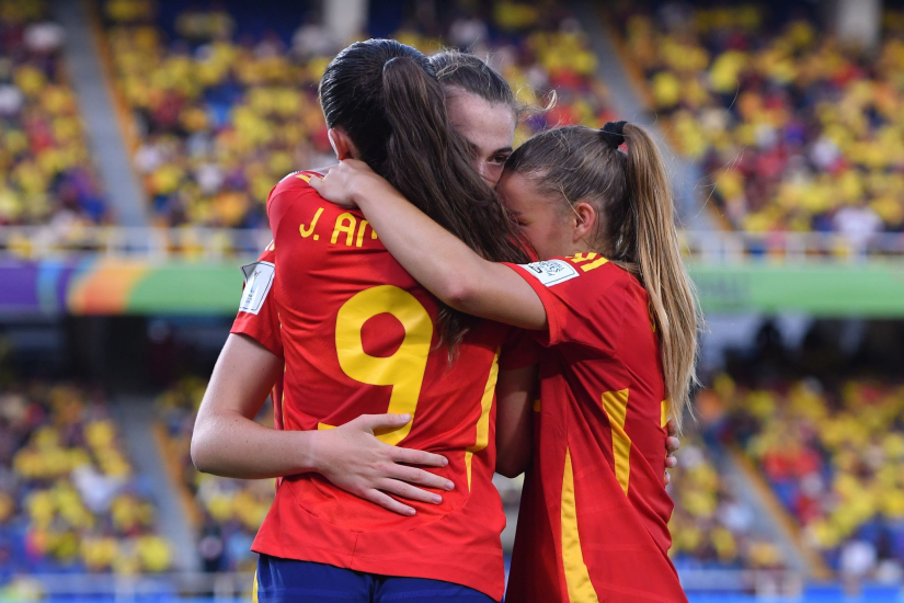 Corrales abraza a Amezaga en el primer gol del encuentro