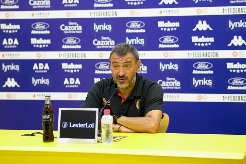 Imagen de Jesús Galván, técnico del Sevilla Atlético