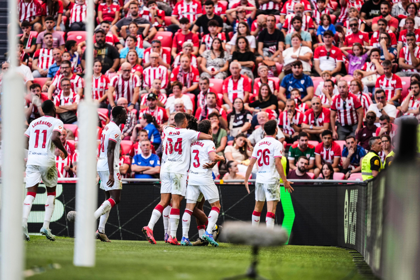 Imagen de los jugadores sevillistas celebrando el tanto del empate en San Mamés