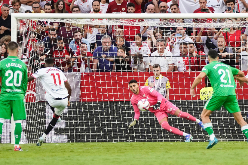 Lukebakio, en el momento de lanzar el penalti