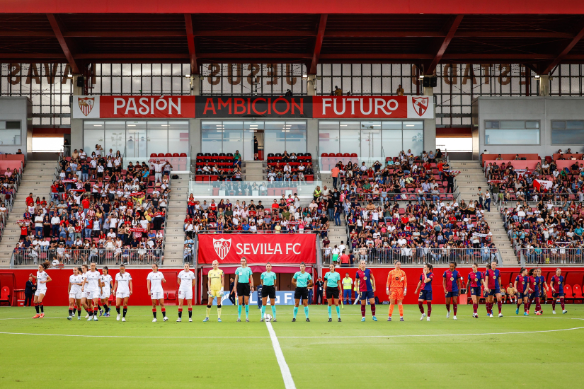 Las jugadoras saludan a la grada del Estadio Jesús Navas en el último encuentro