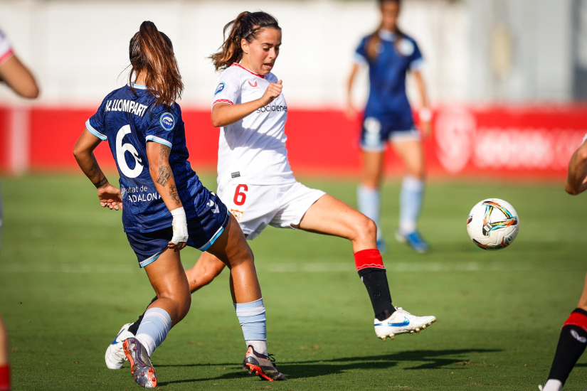 Alicia pelea por el esférico ante una rival del FC Levante Badalona