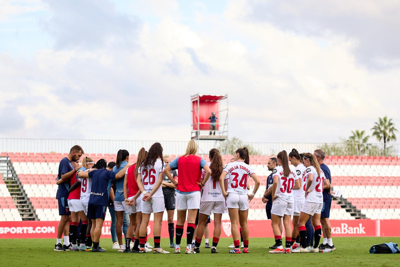 Las jugadoras hacen piña tras el duelo ante el Levante Badalona