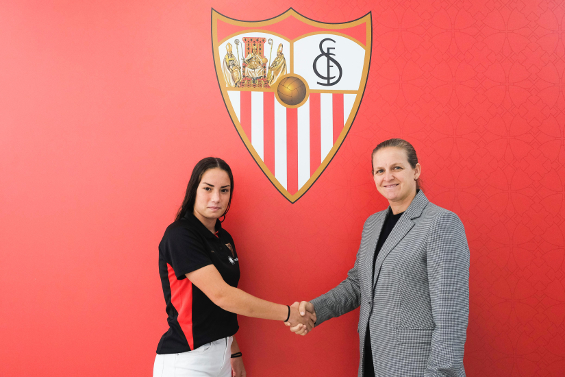 Alba López firma su primer contrato profesional