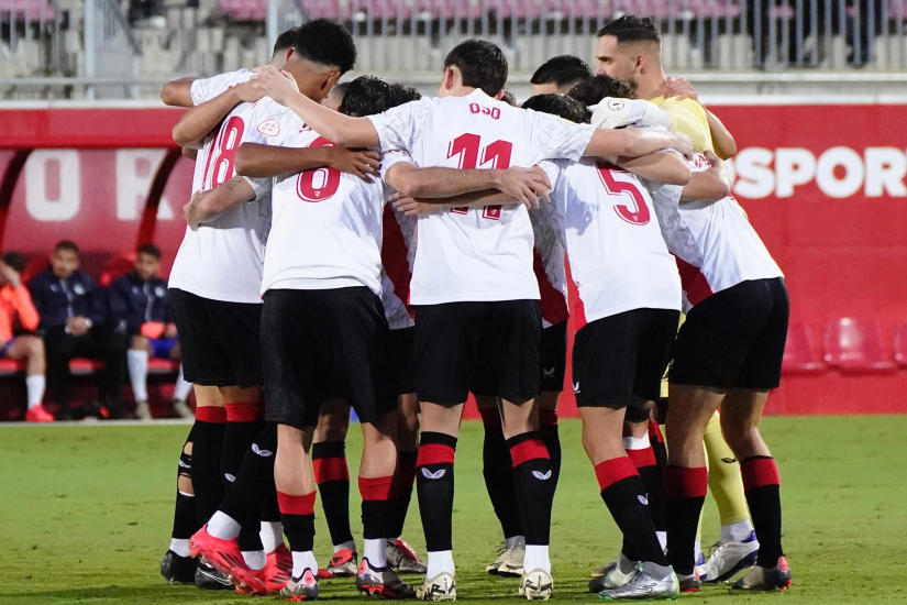 El Sevilla Atlético hace piña en uno de los encuentros de esta temporada