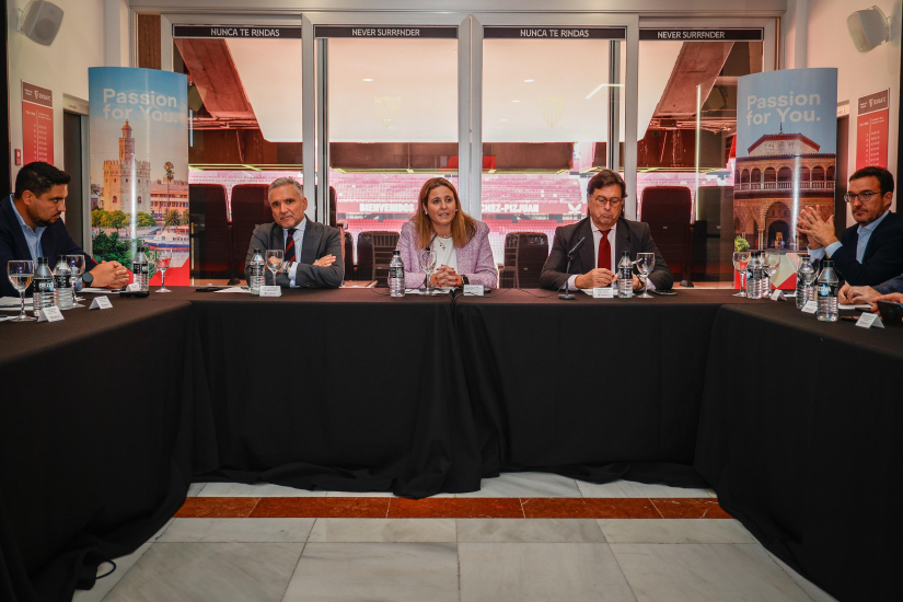 Mesa presidencial del evento en el Ramón Sánchez-Pizjuán.