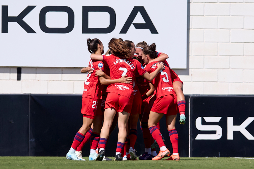 El Sevilla FC Femenino celebra uno de los goles anotados en Valencia