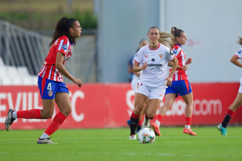 Gemma Gili conduce el esférico en el duelo ante el Atlético