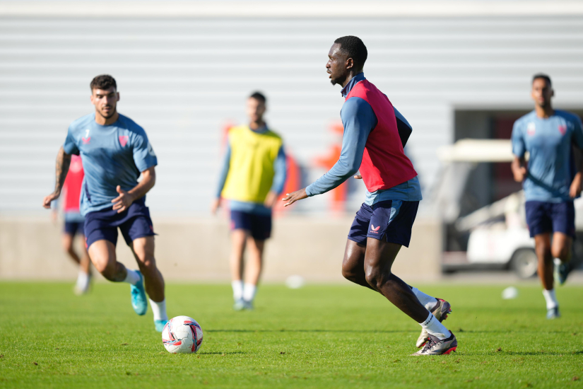 Tanguy Nianzou en un entrenamiento con el Sevilla FC