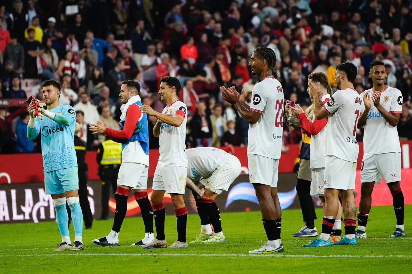 Los jugadores sevillistas celebran la victoria con la afición