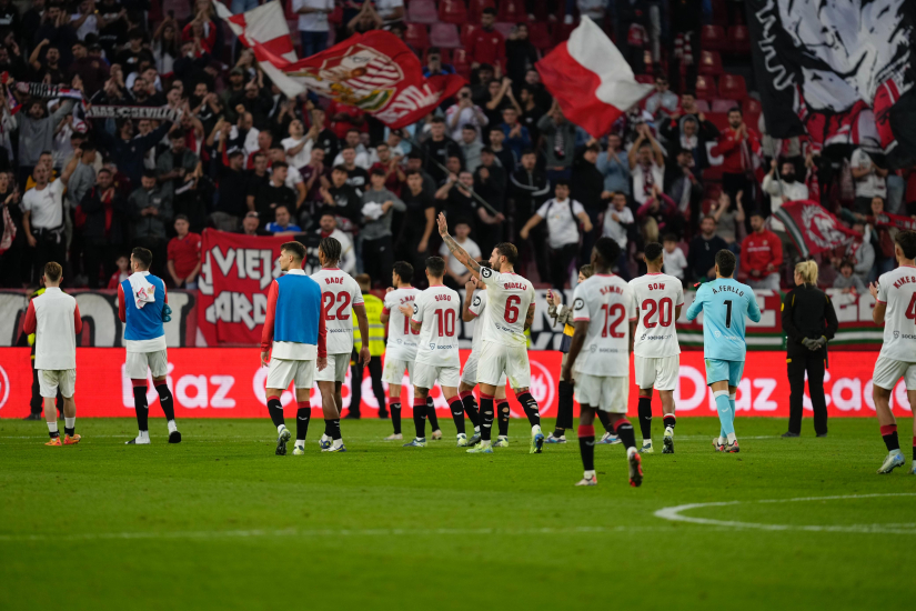 Los jugadores sevillistas celebran la victoria con la afición