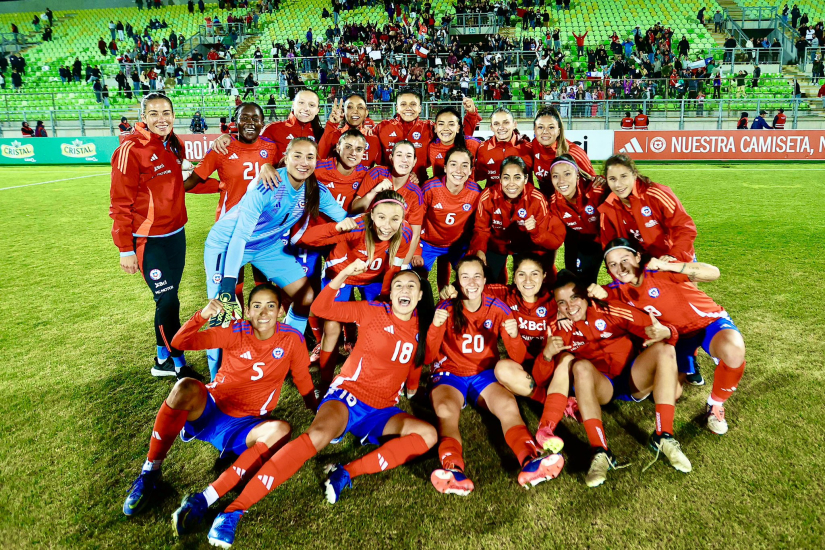 La selección de Chile celebra la victoria ante Uruguay