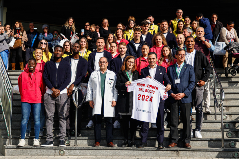 La delegación del Sevilla FC en la puerta del Hospital Virgen del Rocío.