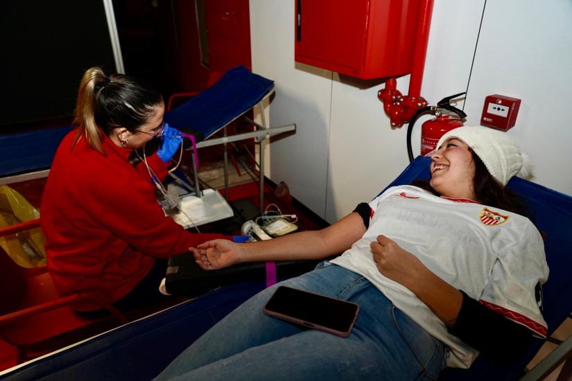 Una donante de sangre en el Ramón Sánchez-Pizjuán.