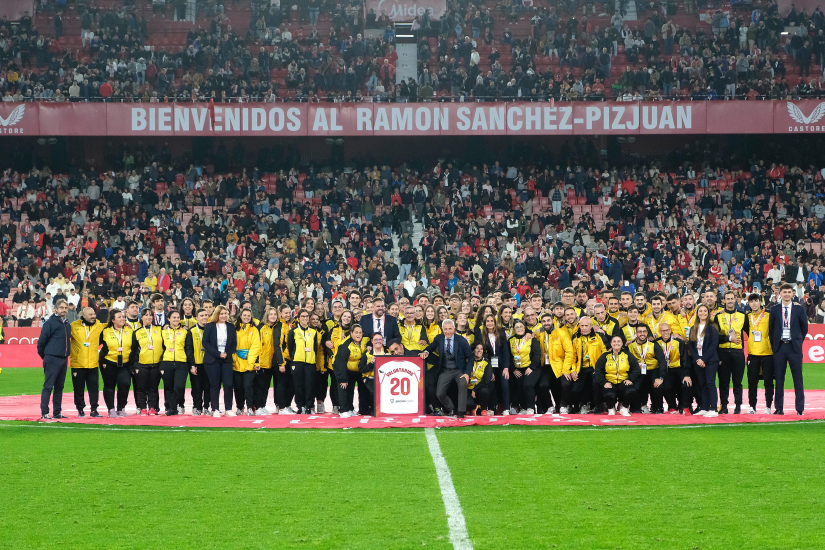 Los voluntarios reciben un homenaje en el Sánchez-Pizjuán.