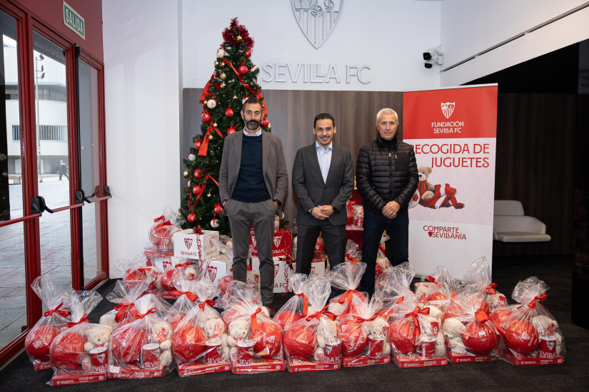 José González-Dans, José María del Nido Carrasco y Pablo Blanco en la donación de juguetes.