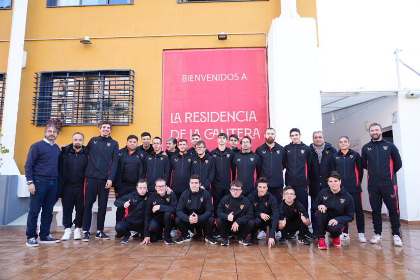 La plantilla del Sevilla FC Genuine, en la residencia del club.