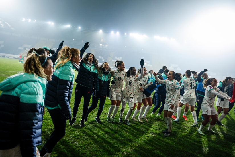 Diana Gomes celebra con sus compañeras el pase a la Eurocopa