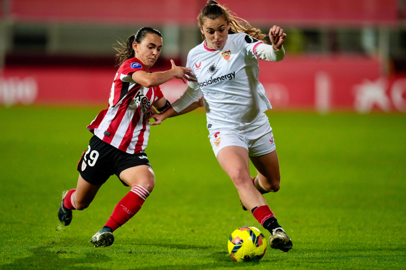 Lucía Corrales pelea por el esférico ante una rival