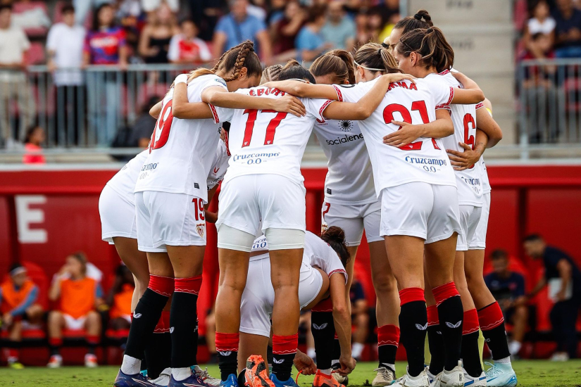 Las jugadoras hacen piña en un partido de la presente temporada